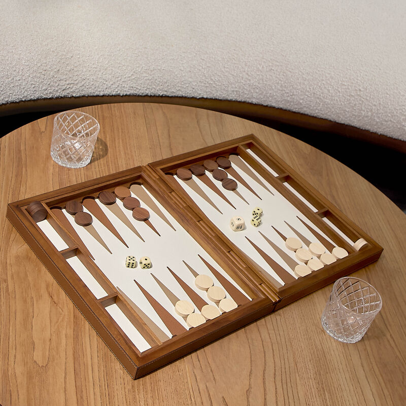 لعبة الطاولة بحجم صغير جيوبانيارا لعبة الطاولة بحجم صغير