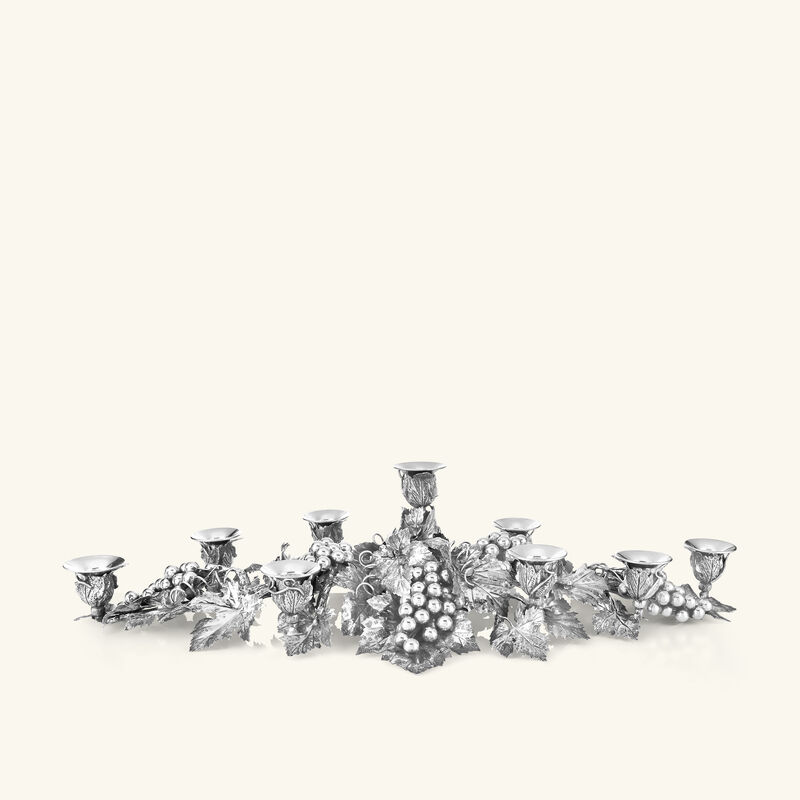 شمعدان فضي بنقش أوراق العنب - 9 شموع بوتشيلاتي شمعدان فضي بنقش أوراق العنب 9 شموع