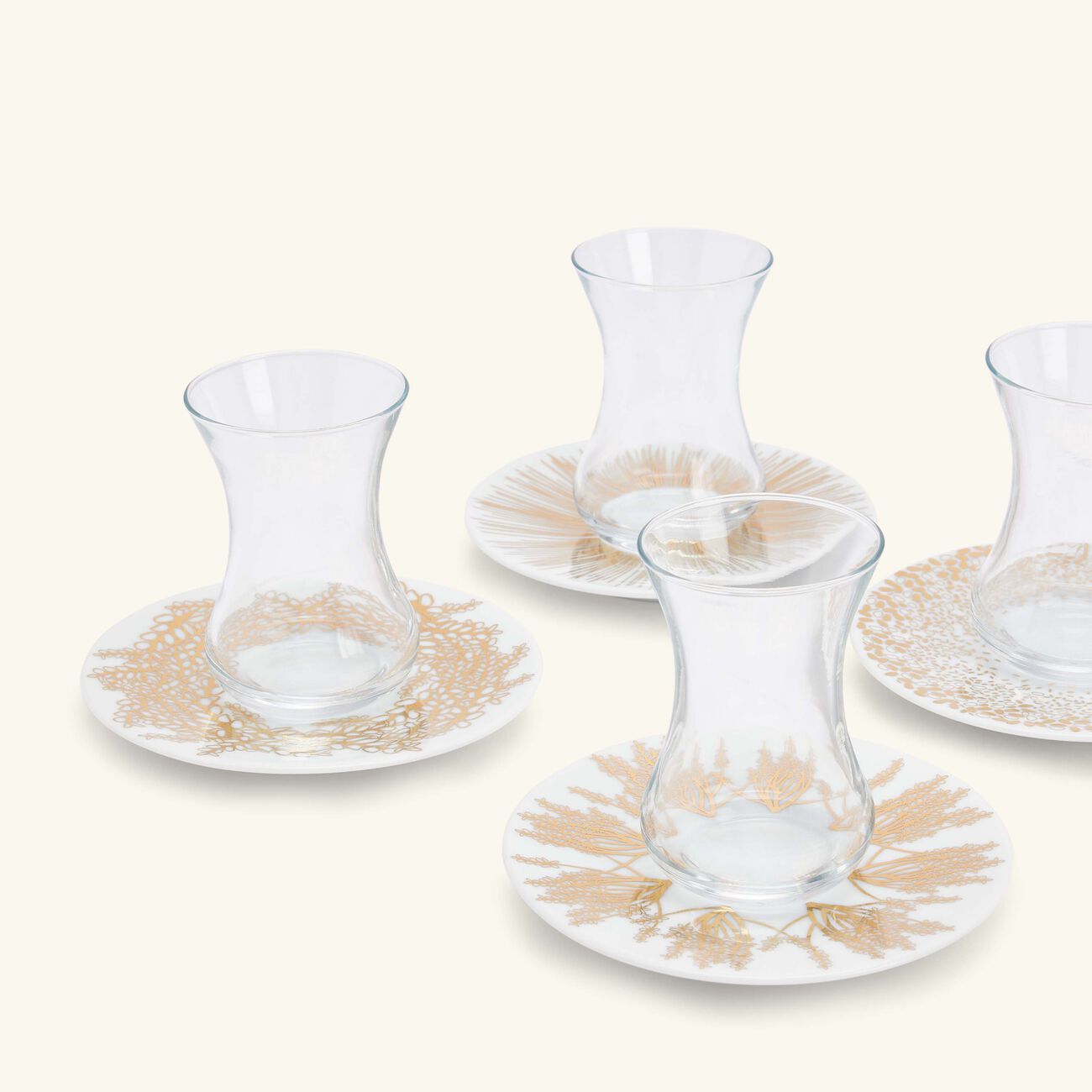 طقم تمرة بالتعاون مع رزان العزوني المؤلف من 6 فناجين عربية للشاي مع صحونها باللون الذهبي صلصال طقم تمرة بالتعاون مع رزان العزوني المؤلف من 6 فناجين عربية للشاي مع صحونها باللون الذهبي