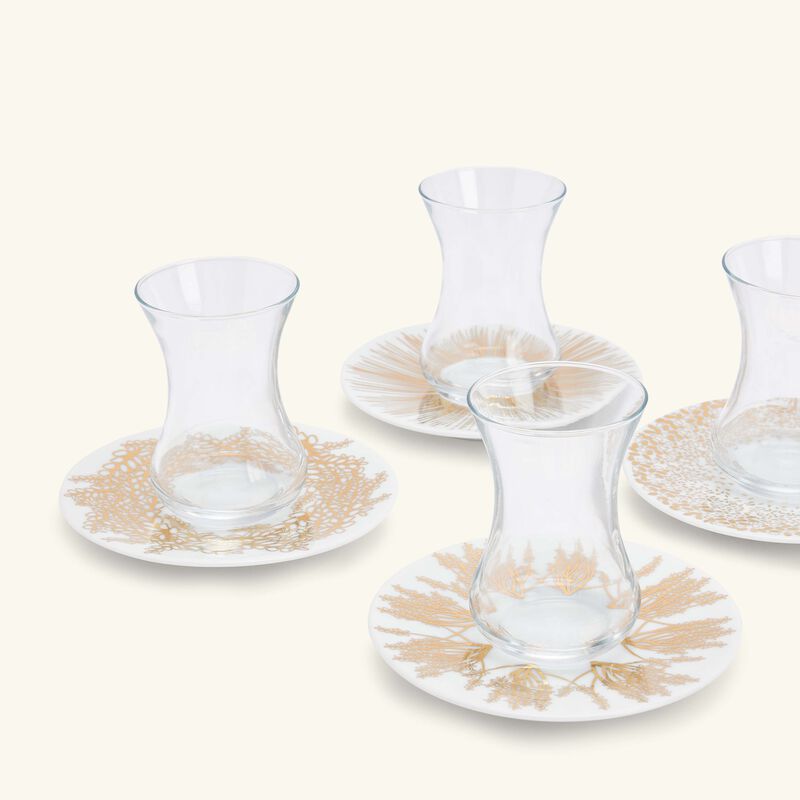 طقم تمرة بالتعاون مع رزان العزوني المؤلف من 6 فناجين عربية للشاي مع صحونها باللون الذهبي صلصال طقم تمرة بالتعاون مع رزان العزوني المؤلف من 6 فناجين عربية للشاي مع صحونها باللون الذهبي