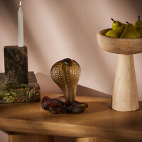 منحوتة على شكل كوبرا صغيرة بنية دوم منحوتة على شكل كوبرا صغيرة بنية