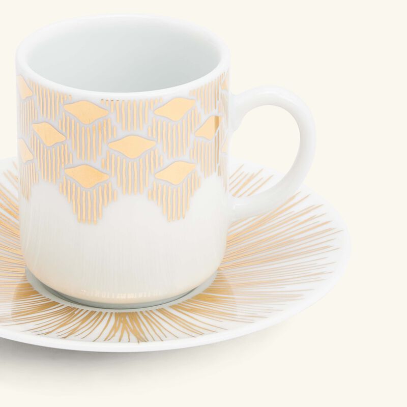 صلصال طقم تمرة بالتعاون مع رزان العزوني لونا المؤلف من فنجانين للقهوة مع صحنيهما باللون الذهبي