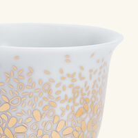 طقم تمرة بالتعاون مع رزان العزوني دوتس باتم المؤلف من فنجانين للقهوة العربية باللون الذهبي صلصال طقم تمرة بالتعاون مع رزان العزوني دوتس باتم المؤلف من فنجانين للقهوة العربية باللون الذهبي