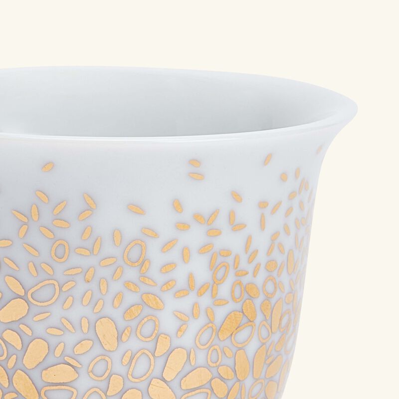 طقم تمرة بالتعاون مع رزان العزوني دوتس باتم المؤلف من فنجانين للقهوة العربية باللون الذهبي صلصال طقم تمرة بالتعاون مع رزان العزوني دوتس باتم المؤلف من فنجانين للقهوة العربية باللون الذهبي