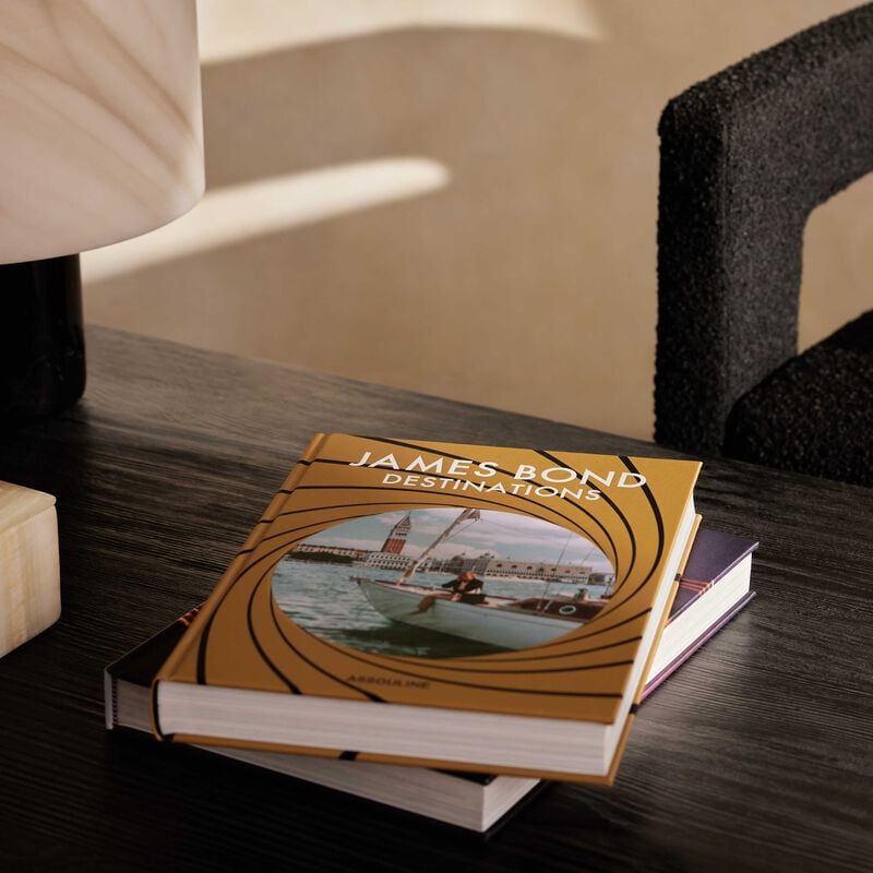 كتاب وجهات جيمس بوند 25x33 سم آسولين كتاب وجهات جيمس بوند 25x33 سم