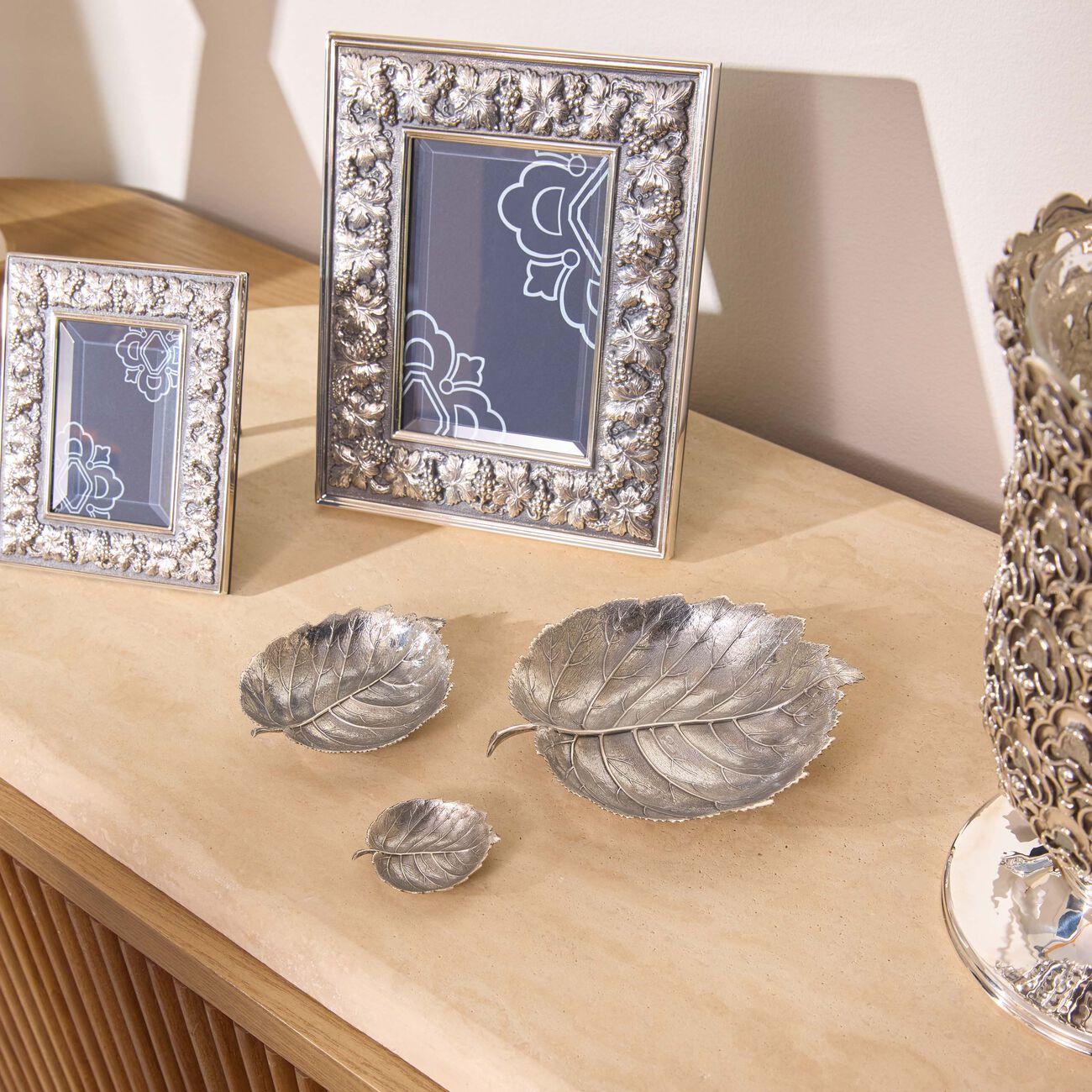 بوتشيلاتي وعاء على شكل أوراق البندق فضي بحجم متوسط