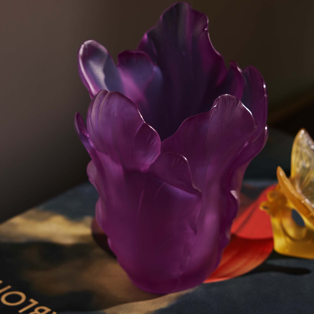 دوم مزهرية توليب صغيرة وردية