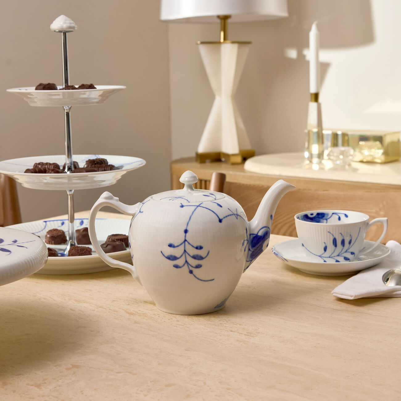 رويال كوبنهاغن إبريق الشاي بلو فلوتد ميغا أبيض