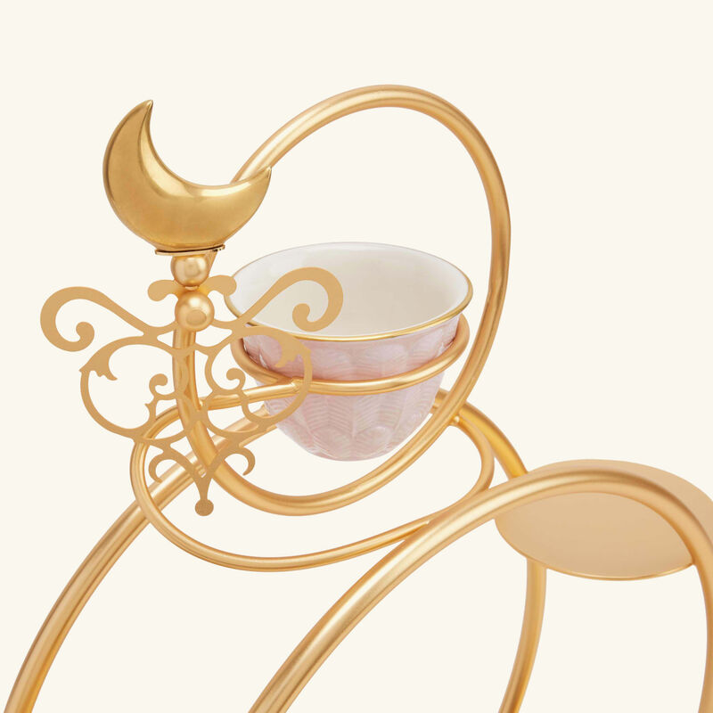 فيلاري قاعدة لتقديم المعجنات مع قسم مخصص لفنجان قهوة باللون الذهبي