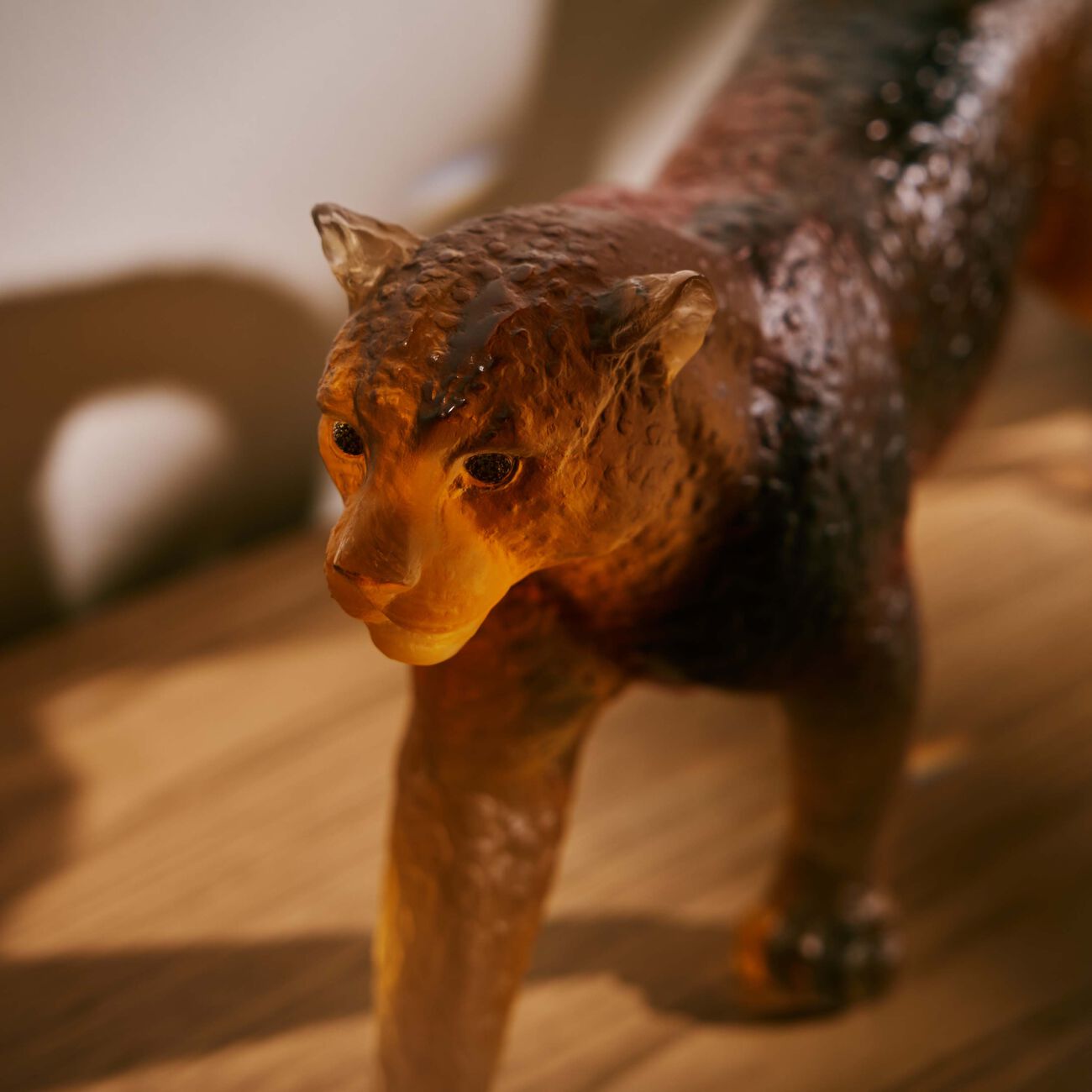 دوم منحوتة جيبور بانتير باللون البني