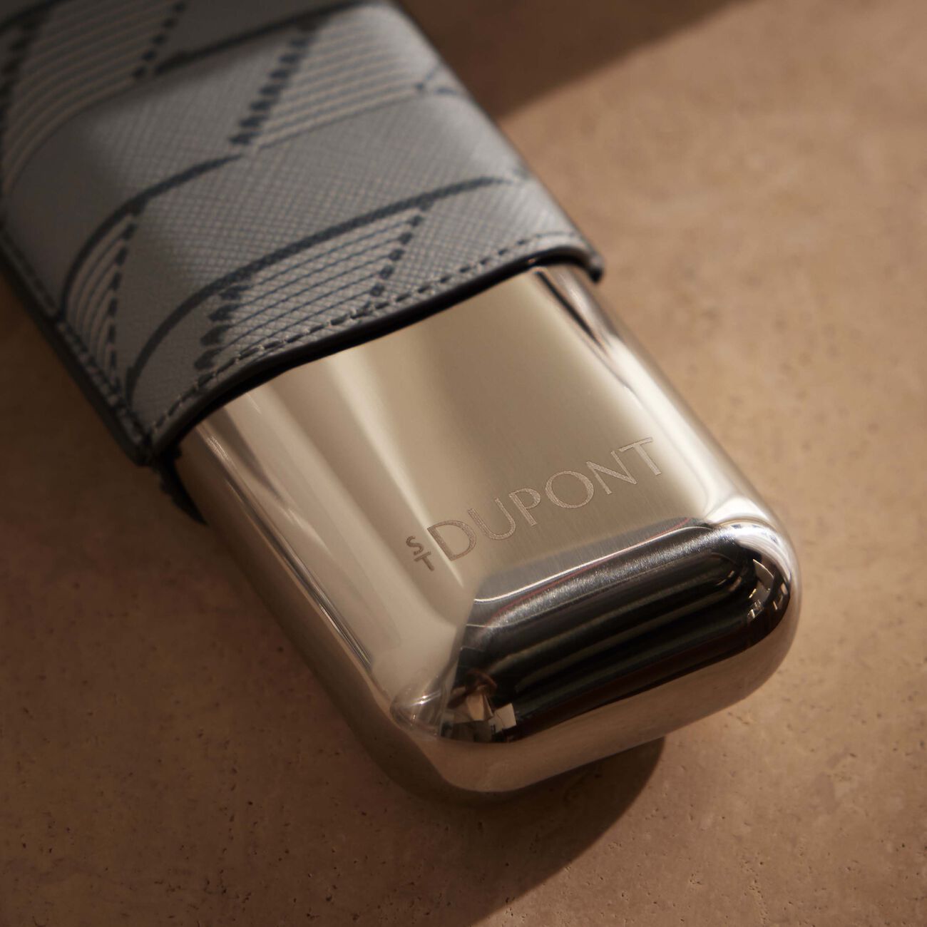 اس تي دوبون علبة السيجار مونوجرام 1872 2 باللون الرمادي