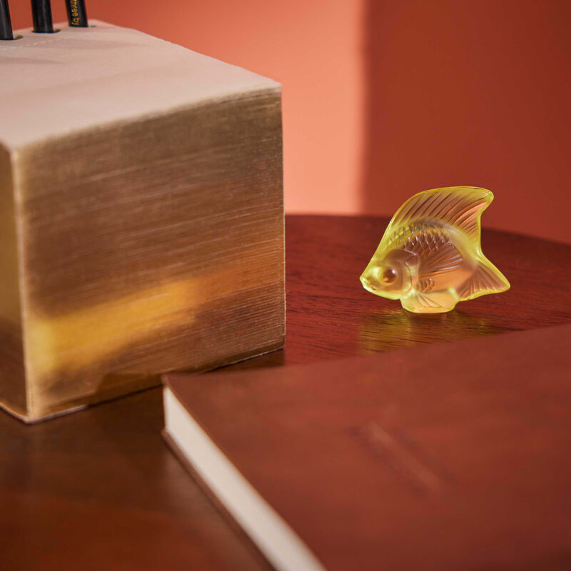 لاليك منحوتة على شكل سمكة صغيرة أصفر