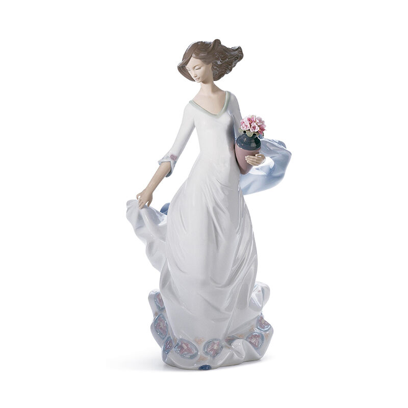 منحوتة على شكل امرأة تحمل باقة زهور, large
