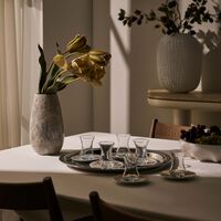 طقم تمرة بالتعاون مع رزان العزوني المؤلف من 6 فناجين عربية للشاي مع صحونها باللون الذهبي صلصال طقم تمرة بالتعاون مع رزان العزوني المؤلف من 6 فناجين عربية للشاي مع صحونها باللون الذهبي