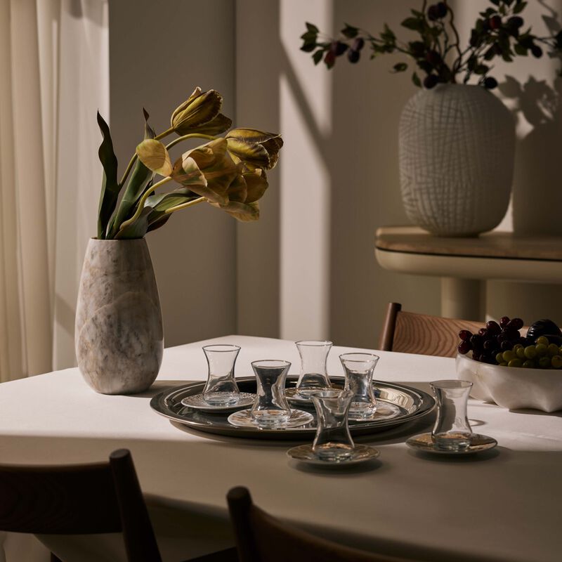 طقم تمرة بالتعاون مع رزان العزوني المؤلف من 6 فناجين عربية للشاي مع صحونها باللون الذهبي صلصال طقم تمرة بالتعاون مع رزان العزوني المؤلف من 6 فناجين عربية للشاي مع صحونها باللون الذهبي