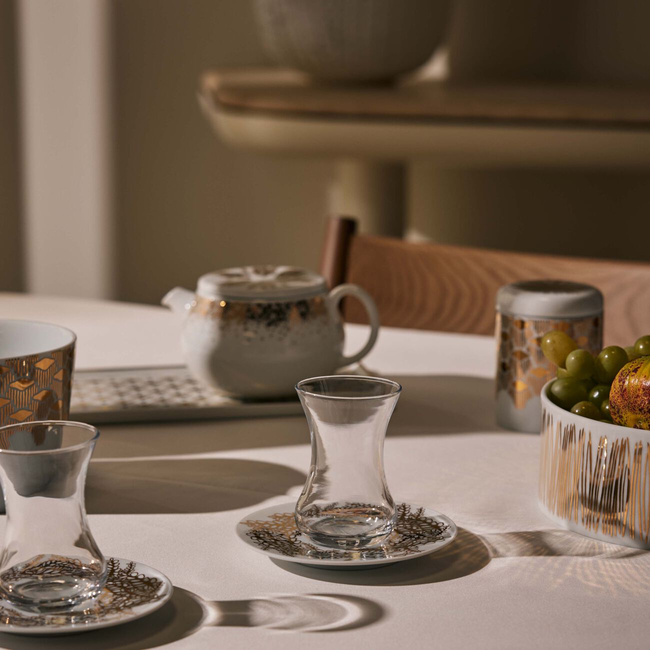 طقم تمرة بالتعاون مع رزان العزوني تارا المؤلف من فنجانين عربيين للشاي مع صحنيهما باللون الذهبي صلصال طقم تمرة بالتعاون مع رزان العزوني تارا المؤلف من فنجانين عربيين للشاي مع صحنيهما باللون الذهبي