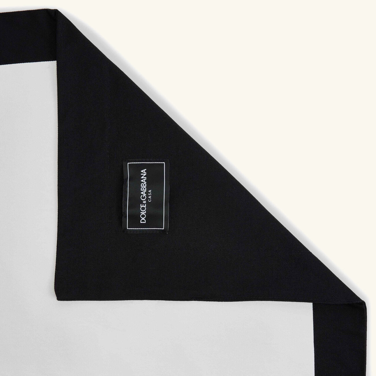 طقم دولتشي آند غابانا لوغو المؤلف من مفرش للأطباق ومنديل للمائدة باللون الأحمر دولتشي أند غابانا كازا طقم دولتشي آند غابانا لوغو المؤلف من مفرش للأطباق ومنديل للمائدة باللون الأحمر