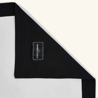 طقم دولتشي آند غابانا لوغو المؤلف من مفرش للأطباق ومنديل للمائدة باللون الأحمر دولتشي أند غابانا كازا طقم دولتشي آند غابانا لوغو المؤلف من مفرش للأطباق ومنديل للمائدة باللون الأحمر