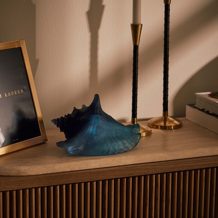 دوم منحوتة مير دو كوراي على شكل صدفة صغيرة زرقاء