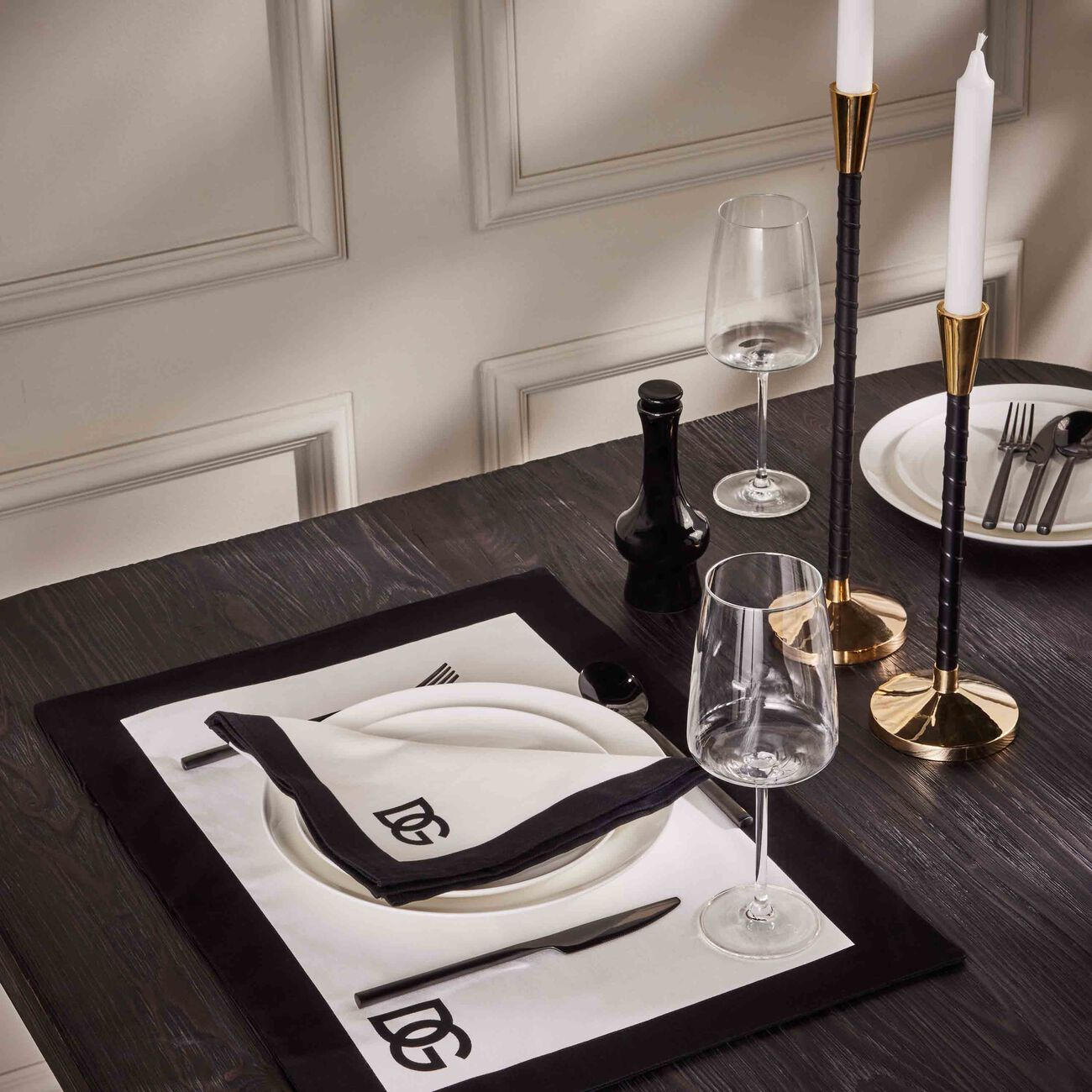 طقم دولتشي آند غابانا لوغو المؤلف من مفرش للأطباق ومنديل للمائدة باللون الأحمر دولتشي أند غابانا كازا طقم دولتشي آند غابانا لوغو المؤلف من مفرش للأطباق ومنديل للمائدة باللون الأحمر