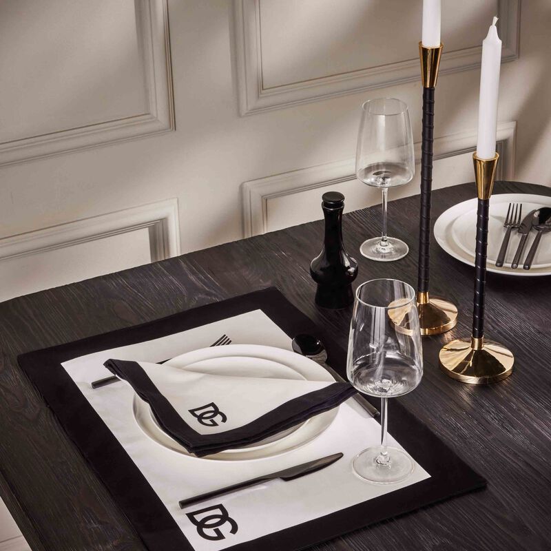 طقم دولتشي آند غابانا لوغو المؤلف من مفرش للأطباق ومنديل للمائدة باللون الأحمر دولتشي أند غابانا كازا طقم دولتشي آند غابانا لوغو المؤلف من مفرش للأطباق ومنديل للمائدة باللون الأحمر