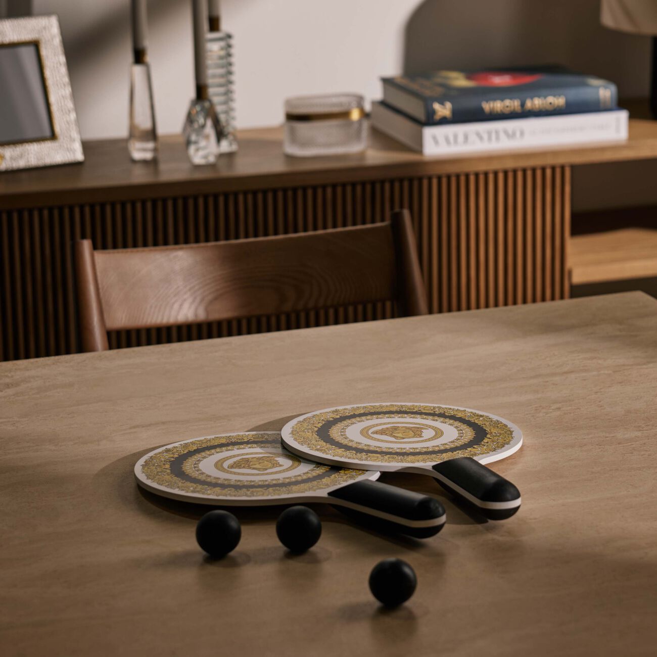 فيرساتشي طقم كريت دو فلور المؤلف من مضربين للعب تنس الشاطئ