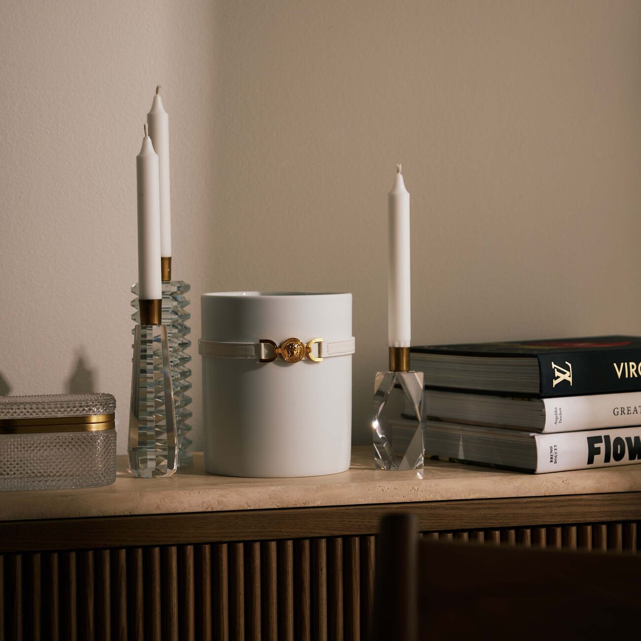 مزهرية ميدوزا 95 مستديرة صغيرة باللون الأبيض فيرساتشي مزهرية ميدوزا 95 مستديرة صغيرة باللون الأبيض