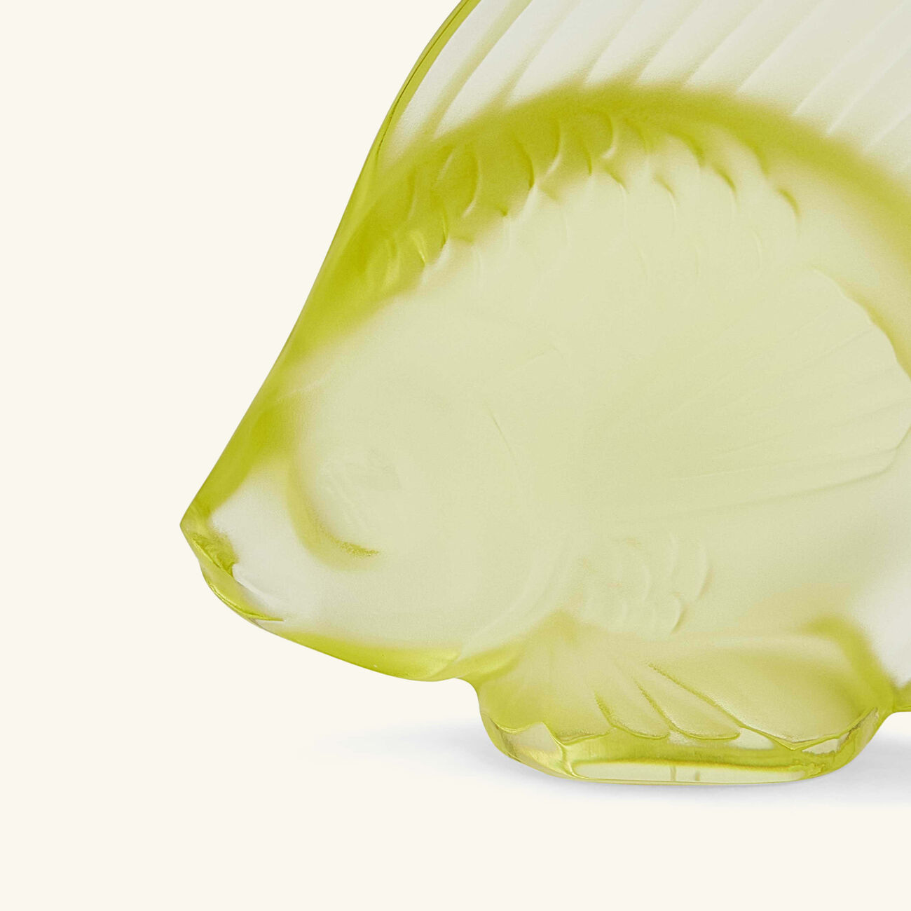 لاليك منحوتة على شكل سمكة صغيرة أصفر