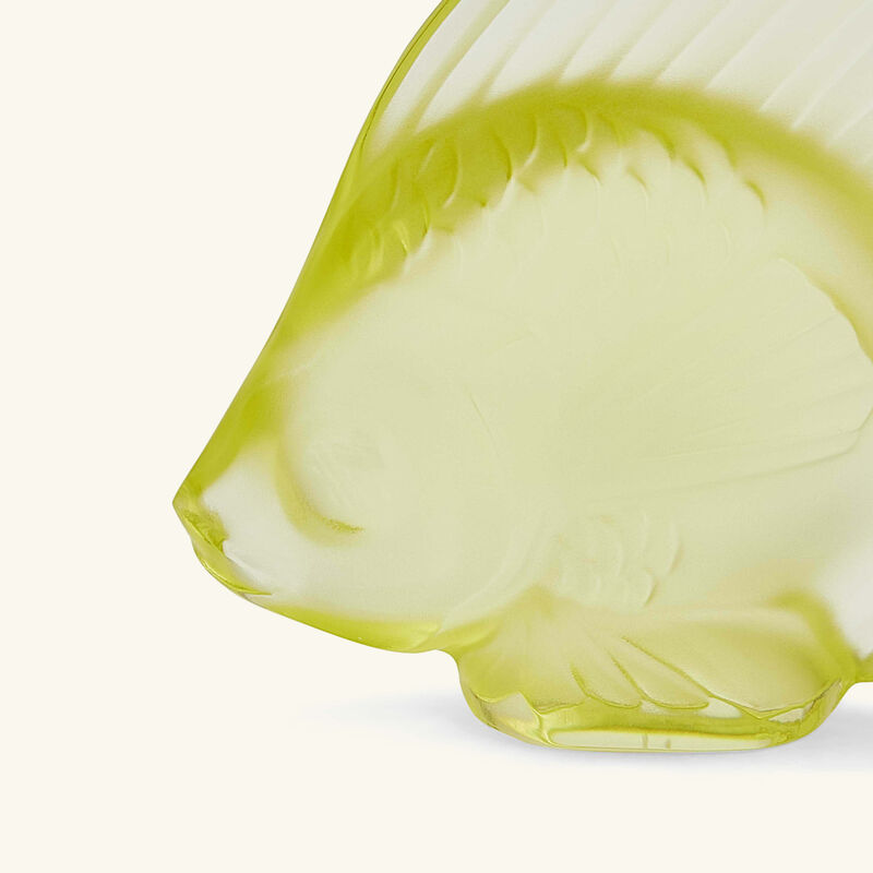 لاليك منحوتة على شكل سمكة صغيرة أصفر