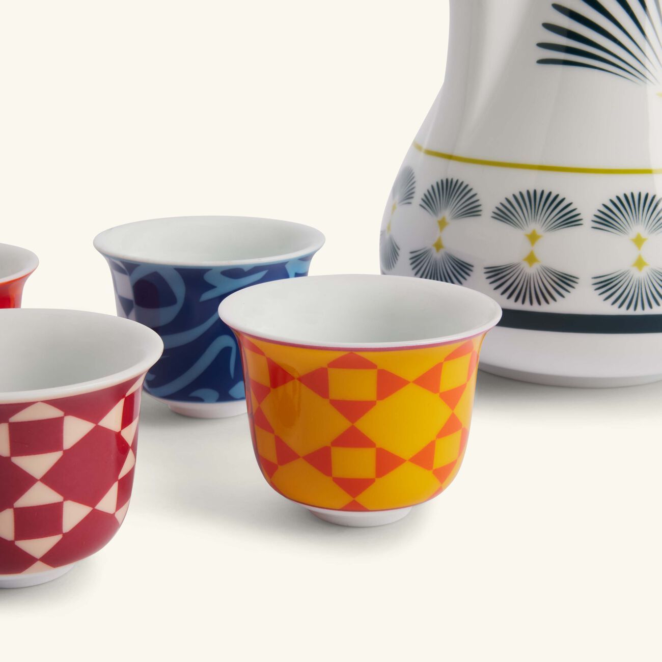 طقم بهجة المؤلف من دلة مع 8 فناجين للقهوة العربية صلصال طقم بهجة المؤلف من دلة مع 8 فناجين للقهوة العربية