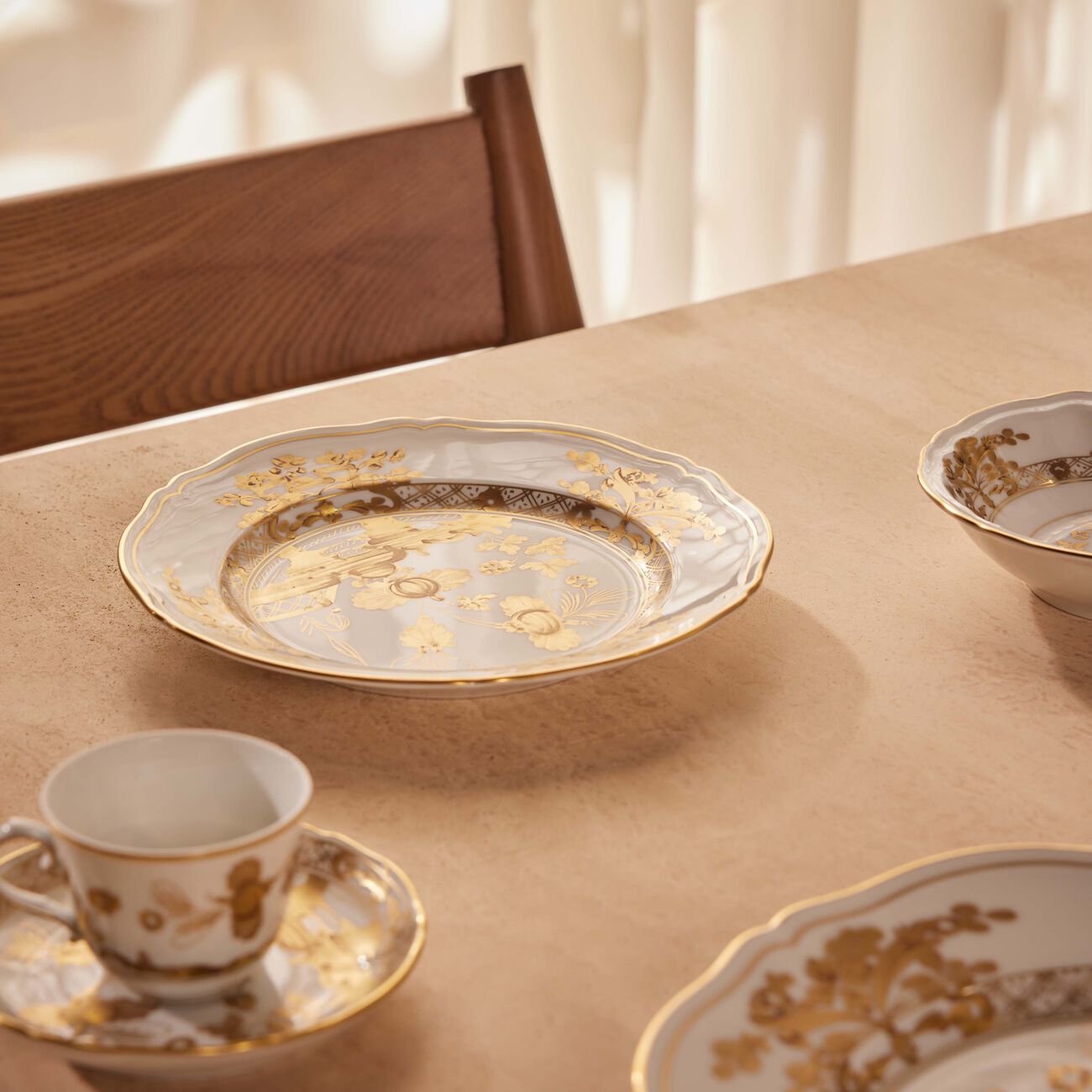 جينوري 1735 طبق الحلويات أوريينتي إيتاليانو دائري بنقوش ذهبية 21 سم