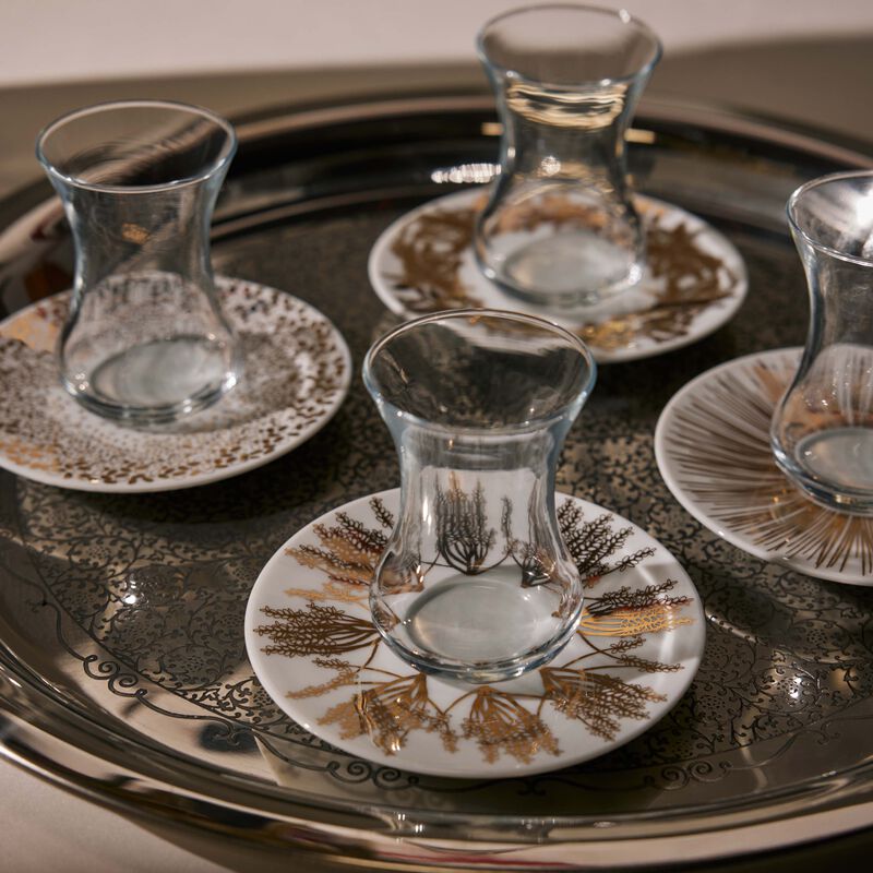 طقم تمرة بالتعاون مع رزان العزوني المؤلف من 6 فناجين عربية للشاي مع صحونها باللون الذهبي صلصال طقم تمرة بالتعاون مع رزان العزوني المؤلف من 6 فناجين عربية للشاي مع صحونها باللون الذهبي