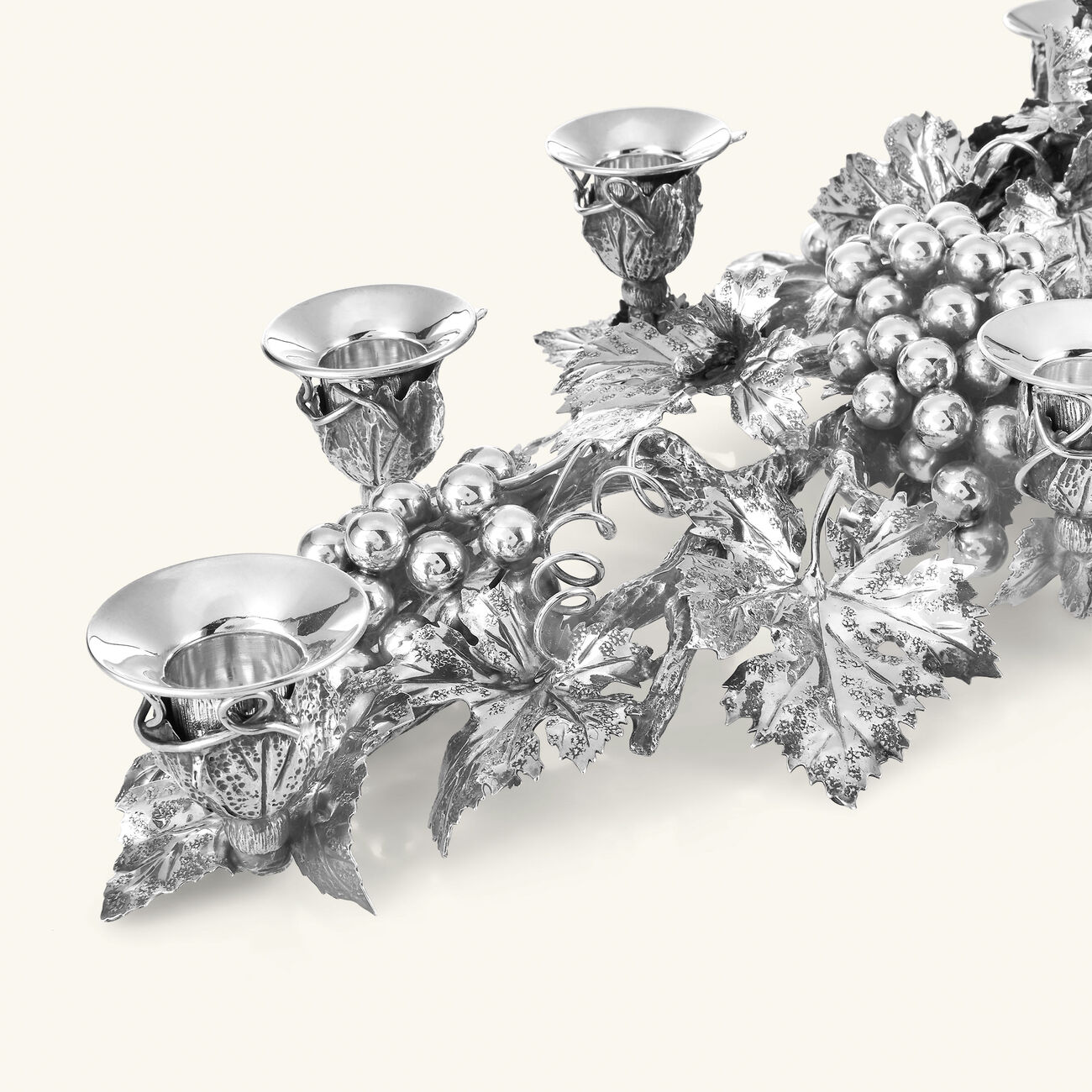 بوتشيلاتي شمعدان فضي بنقش أوراق العنب   9 شموع