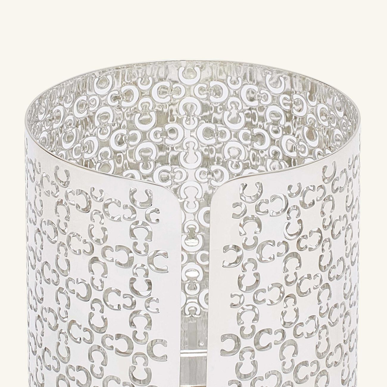 حامل الشموع آيكونك باللون الفضي كريستوفل حامل الشموع آيكونك باللون الفضي