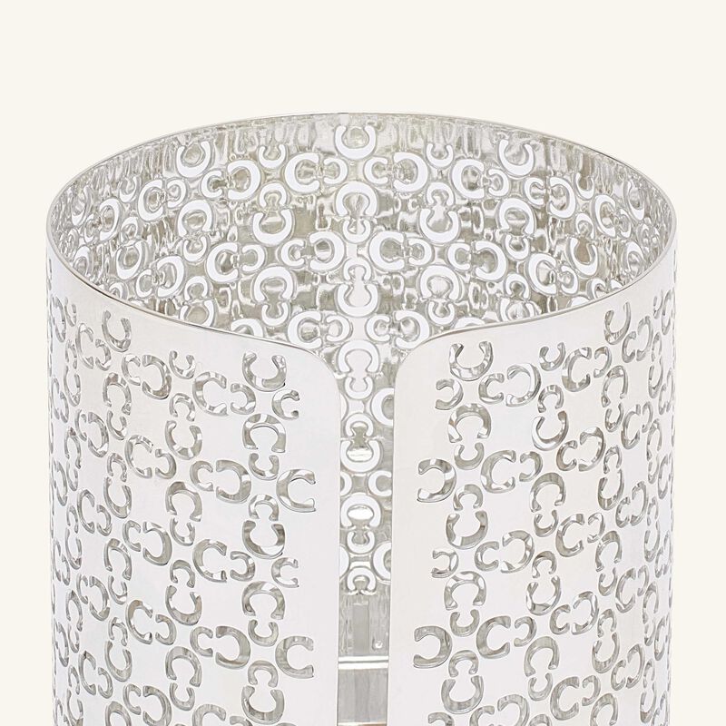 حامل الشموع آيكونك باللون الفضي كريستوفل حامل الشموع آيكونك باللون الفضي