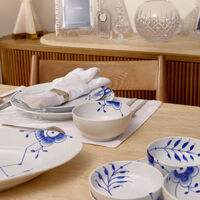 رويال كوبنهاغن وعاء بلو ميغا باللون الأبيض