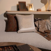 إيترو وسادة بيغاسو المطرزة باللون البيج