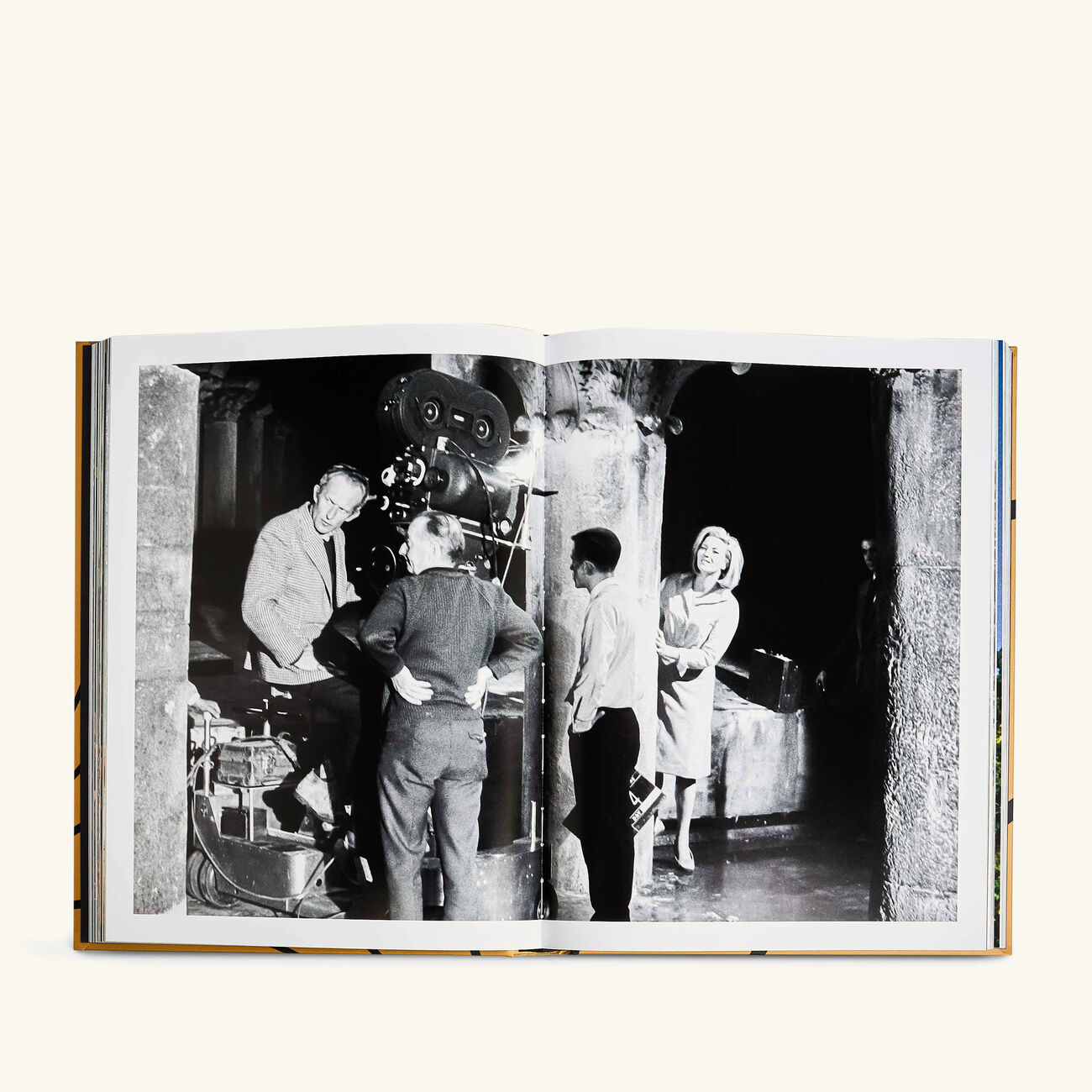 كتاب وجهات جيمس بوند 25x33 سم آسولين كتاب وجهات جيمس بوند 25x33 سم