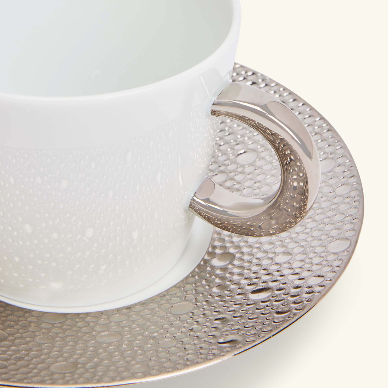 فنجان الشاي إكيوم بلاتين مع صحنه أبيض برناردو فنجان الشاي إكيوم بلاتين مع صحنه أبيض