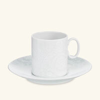 فنجان قهوة وصحن باروكو باللون الأبيض فيرساتشي فنجان قهوة وصحن باروكو باللون الأبيض