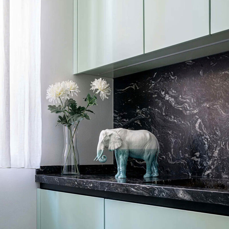 لادرو منحوتة فيل تحت الماء أبيض متوسطة الحجم بيضاء