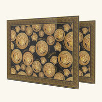 فيرساتشي طقم ميدوزا أمبليفايد المؤلف من مفرشين للأطباق باللون الأسود