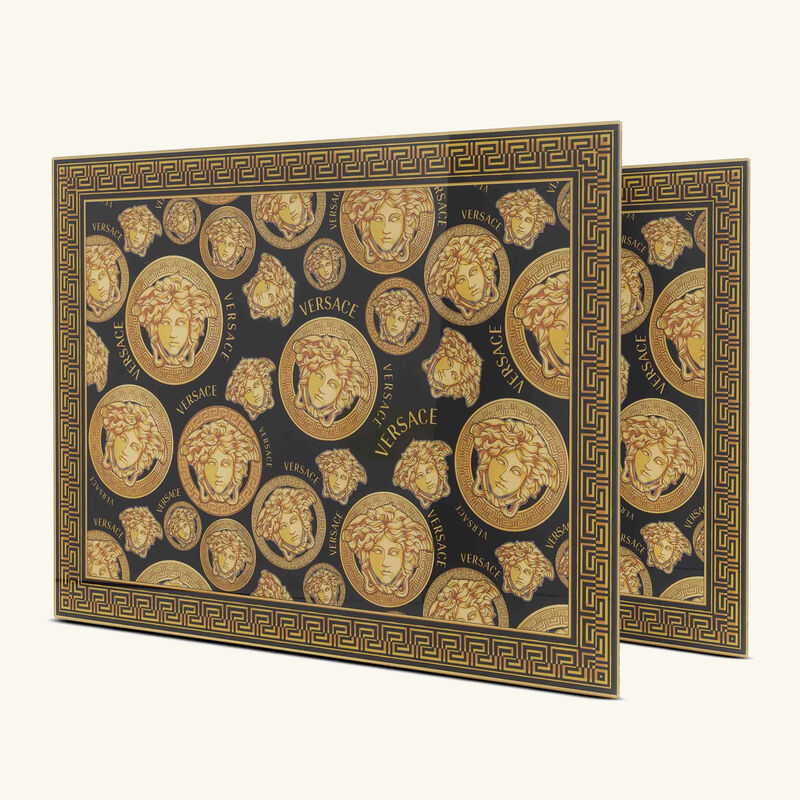 فيرساتشي طقم ميدوزا أمبليفايد المؤلف من مفرشين للأطباق باللون الأسود