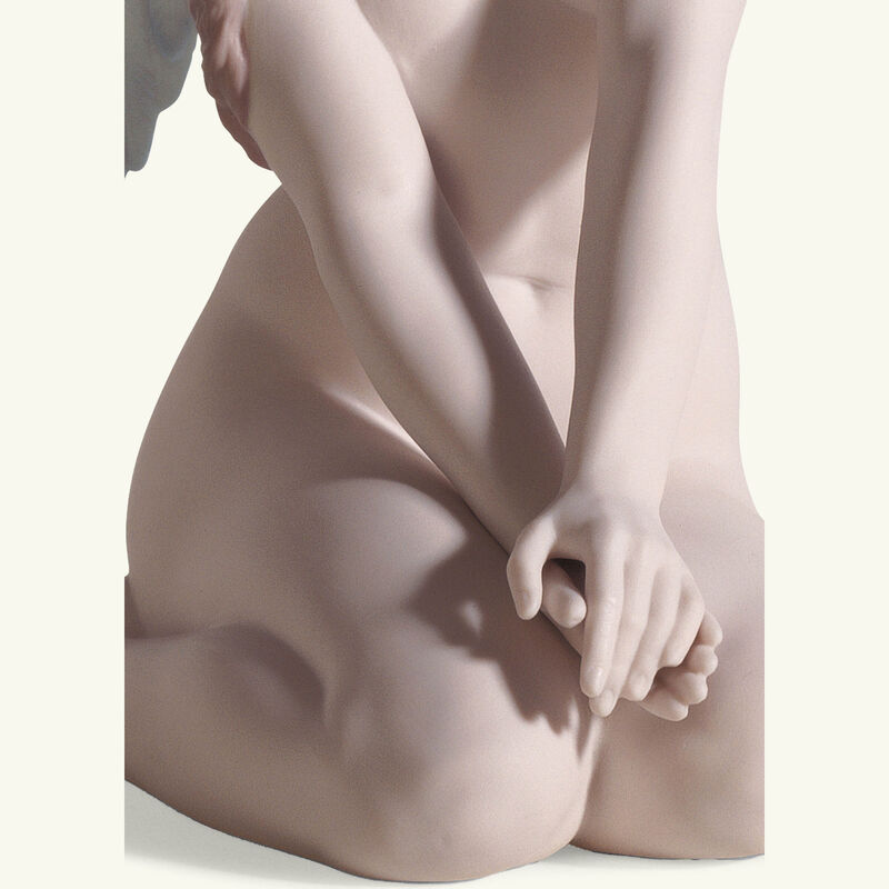منحوتة على شكل ملاك جميل صغيرة بيضاء large