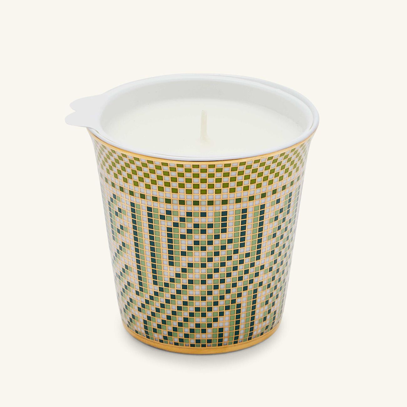 برناردو كوب أوغوستا مع شمعة معطرة