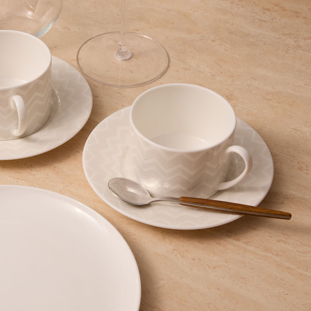 ميسوني هوم طقم فنجان شاي مع صحنه زيج زاج أبيض من قطعتين