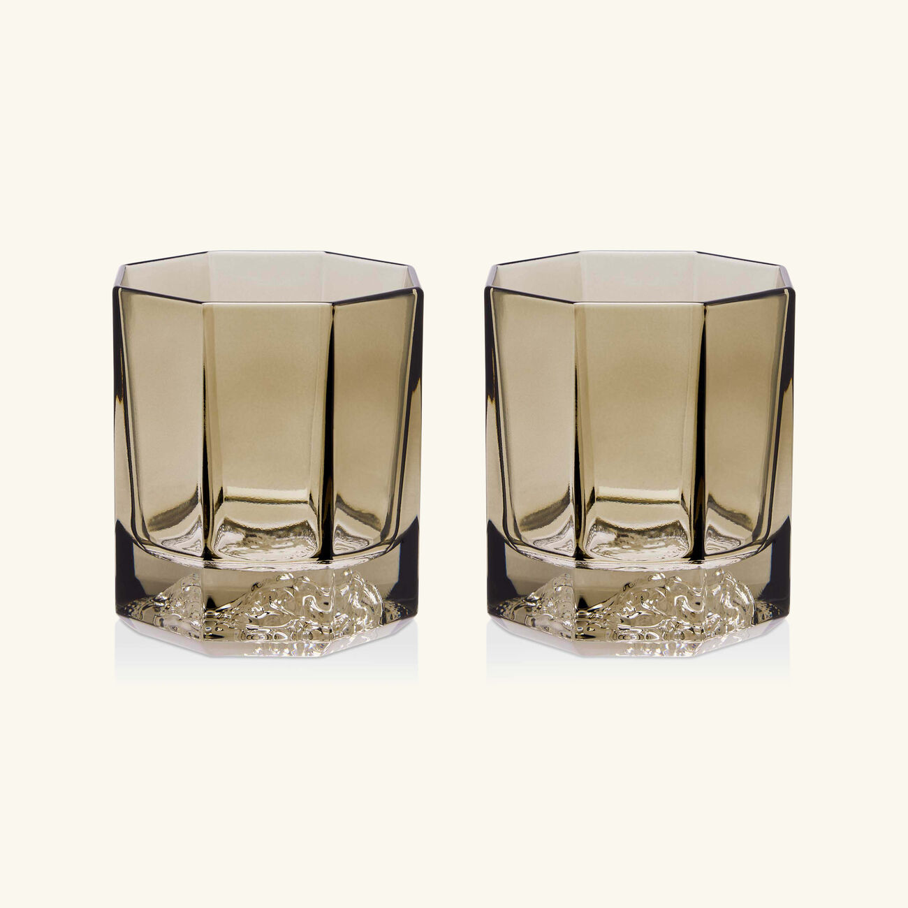 فيرساتشي طقم ميدوزا لوميير هيز مؤلف من كأسين للشرب باللون الأسود