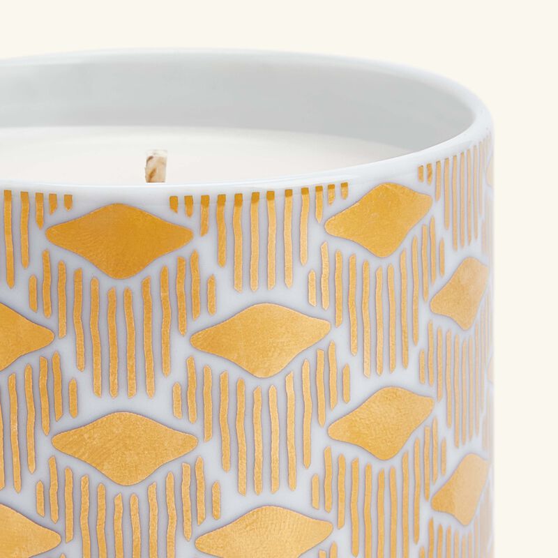 شمعة تمرة بالتعاون مع رزان العزوني برائحة العود والورد 150 غ صلصال شمعة تمرة بالتعاون مع رزان العزوني برائحة العود والورد 150 غ