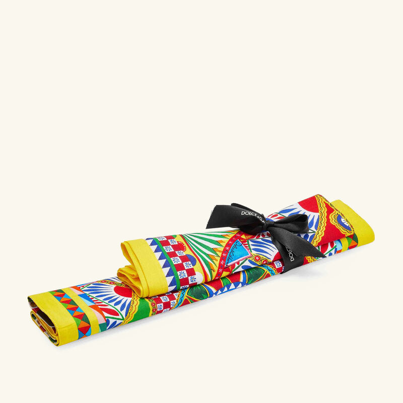 طقم كاريتو المؤلف من مفرش للأطباق ومنديل للمائدة دولتشي أند غابانا كازا طقم كاريتو المؤلف من مفرش للأطباق ومنديل للمائدة