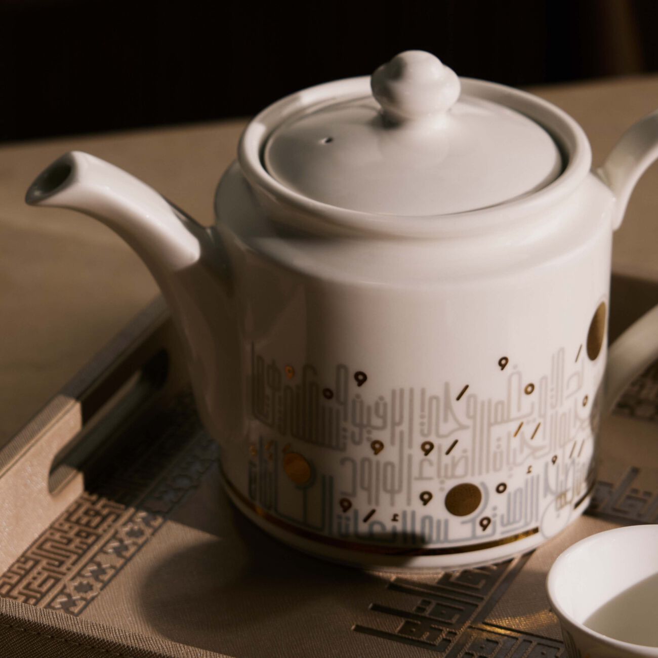 دملاج إبريق الشاي حياة باللون الذهبي